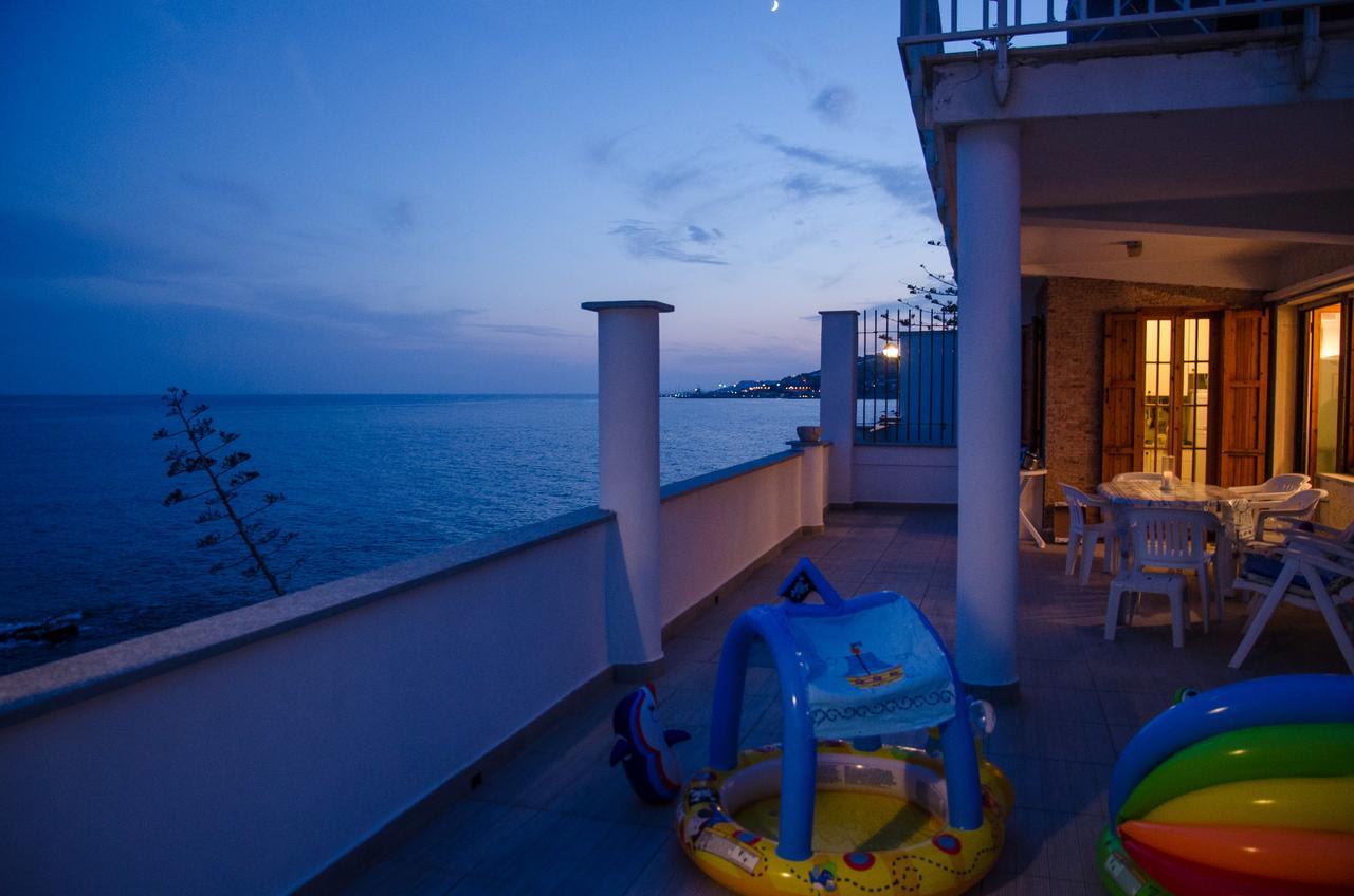 Seaside Holiday Apartment - Unique Location Cipressa Dış mekan fotoğraf
