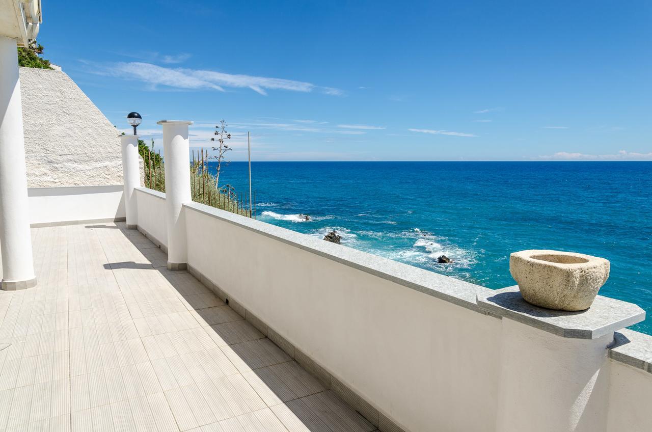 Seaside Holiday Apartment - Unique Location Cipressa Dış mekan fotoğraf