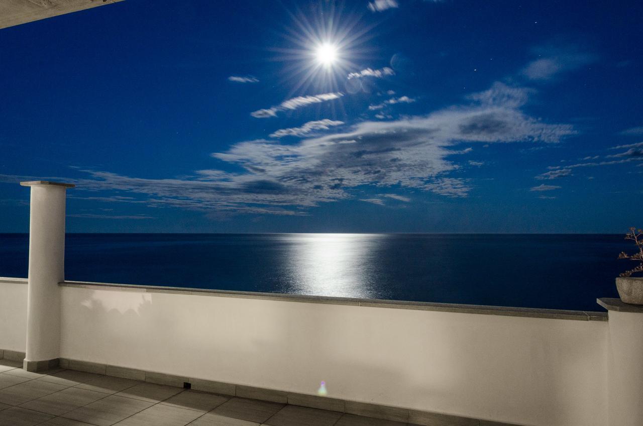 Seaside Holiday Apartment - Unique Location Cipressa Dış mekan fotoğraf