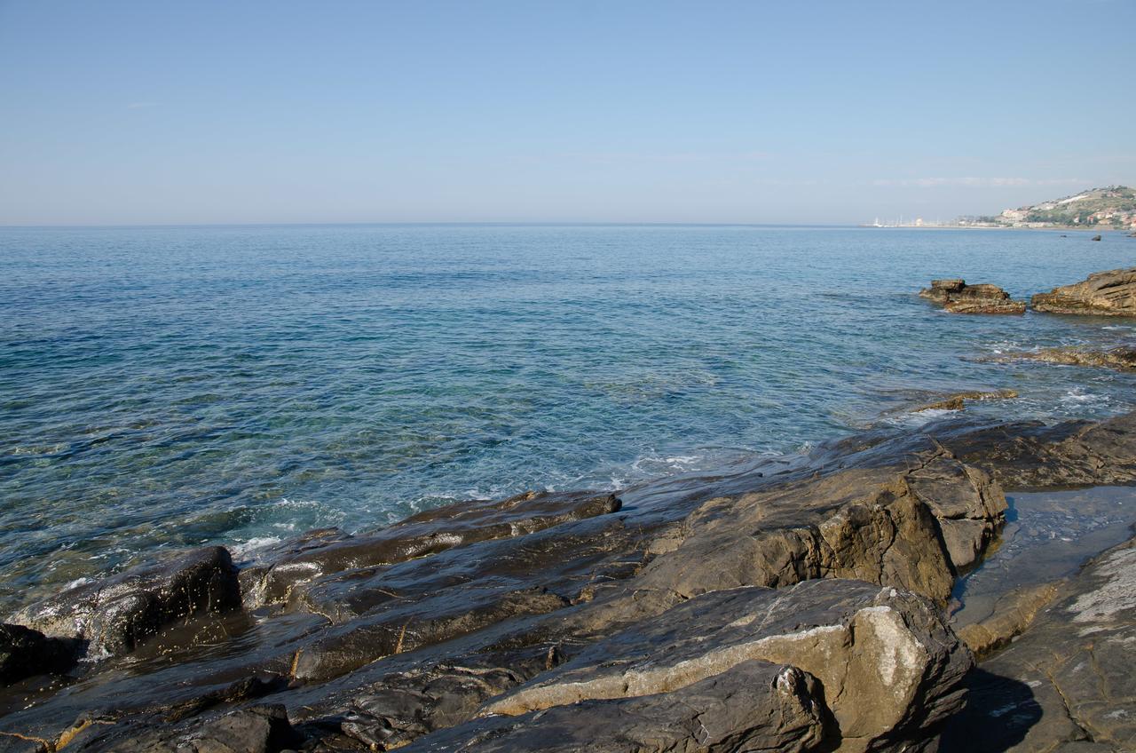 Seaside Holiday Apartment - Unique Location Cipressa Dış mekan fotoğraf