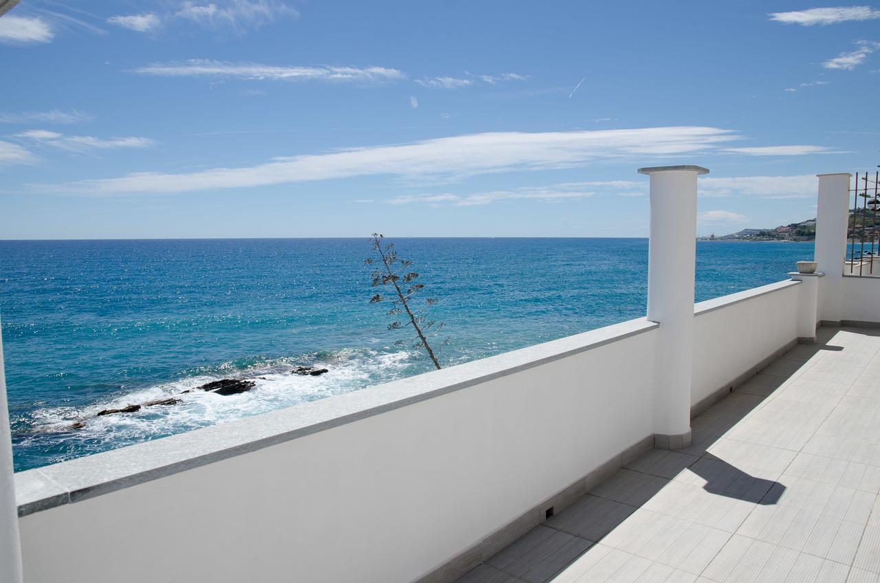 Seaside Holiday Apartment - Unique Location Cipressa Dış mekan fotoğraf